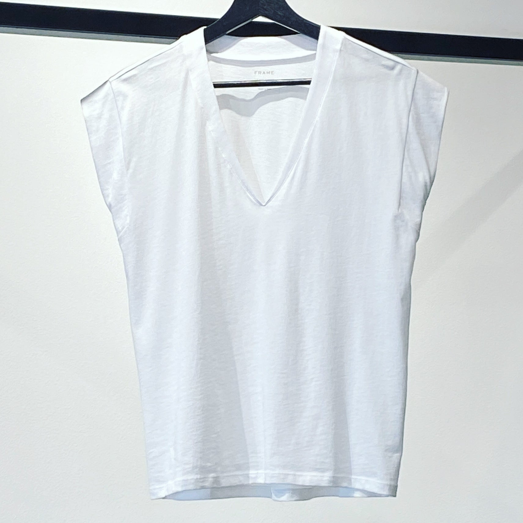 Frame Le Mid Rise V-Neck Tee